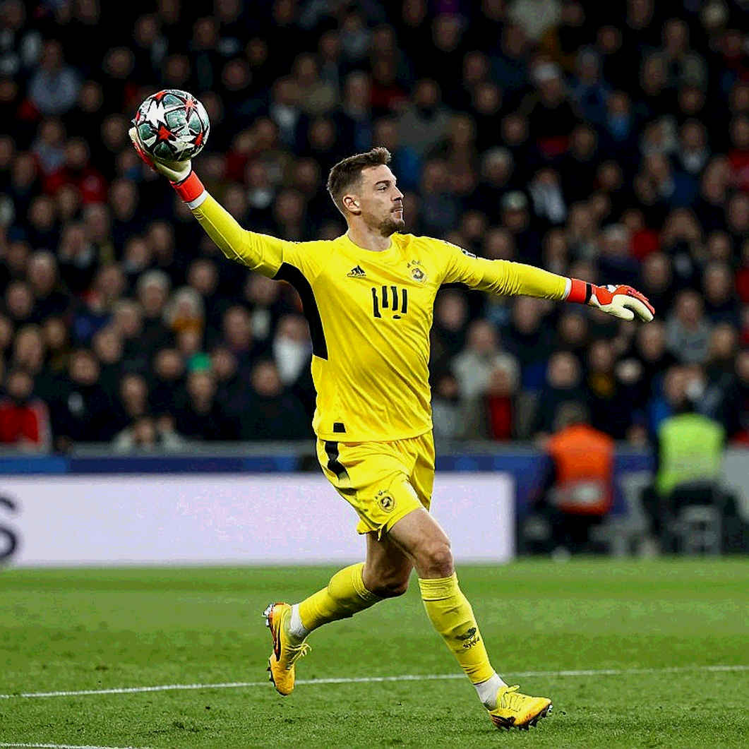 Zion Suzuki at Aston Villa: 495 Minutes of Data and the €35m Price of a Guaranteed Starting Spot Zion Suzuki at Aston Villa: 495 Minutes of Data and the €35m Price of a Guaranteed Starting Spot