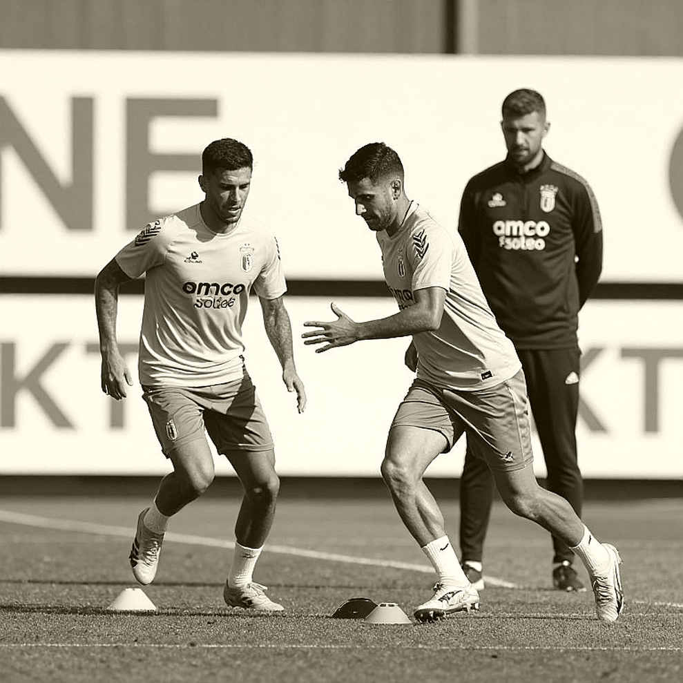 Bóng đá Việt Nam: Nguồn lực ông bầu, dòng chảy học viện và giới hạn của V.League 1