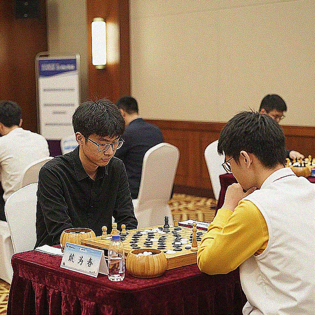 Carlsen và Sindarov: Lời khen hiếm hoi, một nước cờ 3.f6 từ cú click chuột lỡ tay của HLV