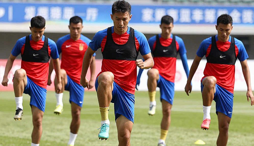 Beckham Putra, chiếc cốc nước và hàng rào sập: El Clasico Indonesia ở SUGBK qua lăng kính chiến thuật Beckham Putra, chiếc cốc nước và hàng rào sập: El Clasico Indonesia ở SUGBK qua lăng kính chiến thuật