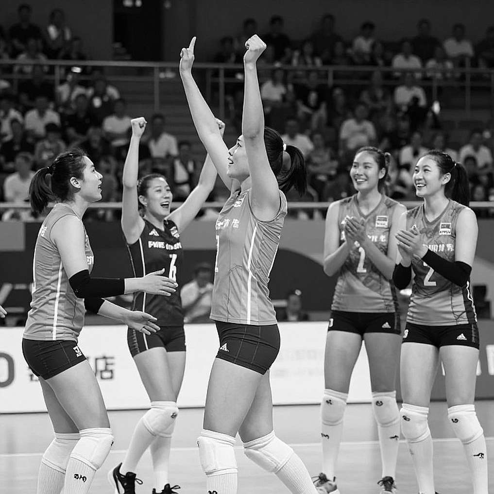 Nebraska 3-0 Creighton: áp lực giao bóng, tấn công phân tán và kỷ lục khán đài 15.405